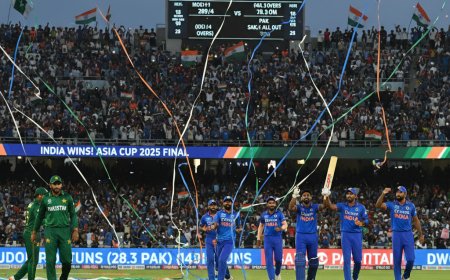 एशिया कप फाइनल (2025,   भारत की बेहतरीन गेंदबाजी ने बाद में विकेट झटके