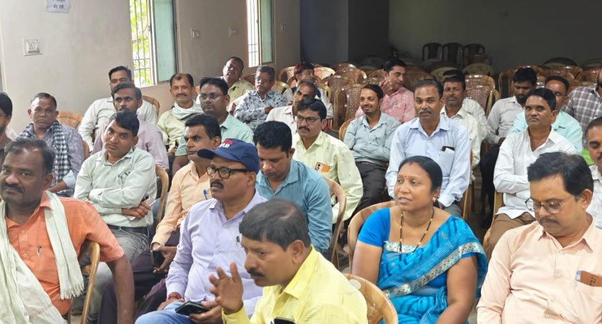 आयुष्मान कार्ड सहित गैर विभागीय कार्यो से अलग रखने पँचायत सचिवों ने दिया ज्ञापन