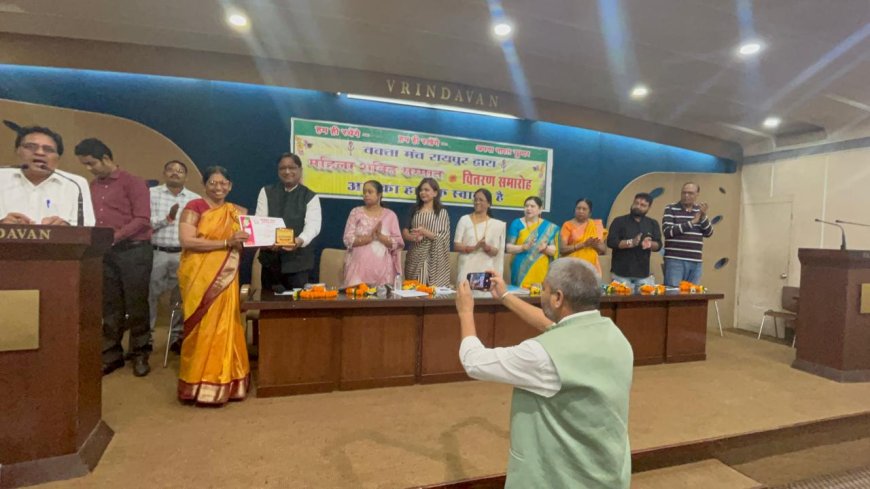 चूड़ियां पहनने वाले हाथों     से ही मानवता संवरती है_..., ऑटो चालक से लेकर डीएसपी तक  वक्ता मंच से सम्मानित हुई