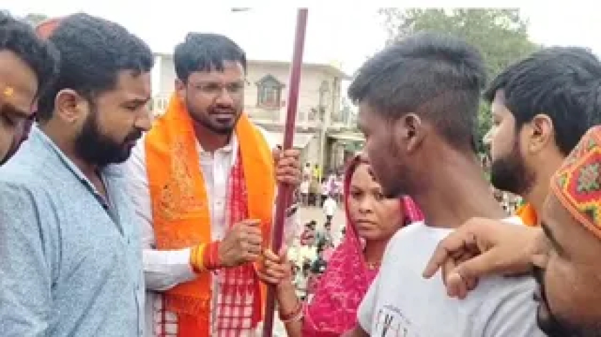 झंडा विवाद : आर्मी जवान के घर भाजयुमो अध्यक्ष राहुल टिकरिहा ने फहराया भगवा झंडा, कार्यकर्ताओं के साथ जय श्री राम के लगाए नारे