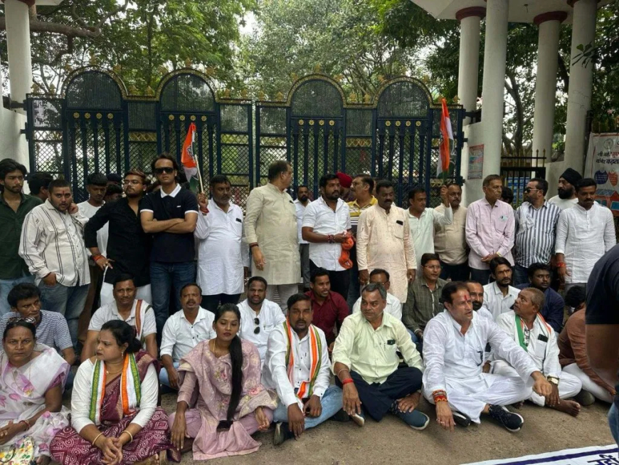 बिजली दरों में बढ़ोतरी का विरोध : बिजली ऑफिस में तालाबंदी