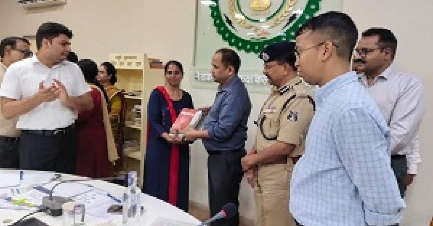 व्याख्याता डॉ. गीता तनवानी ने दान की पुस्तकें