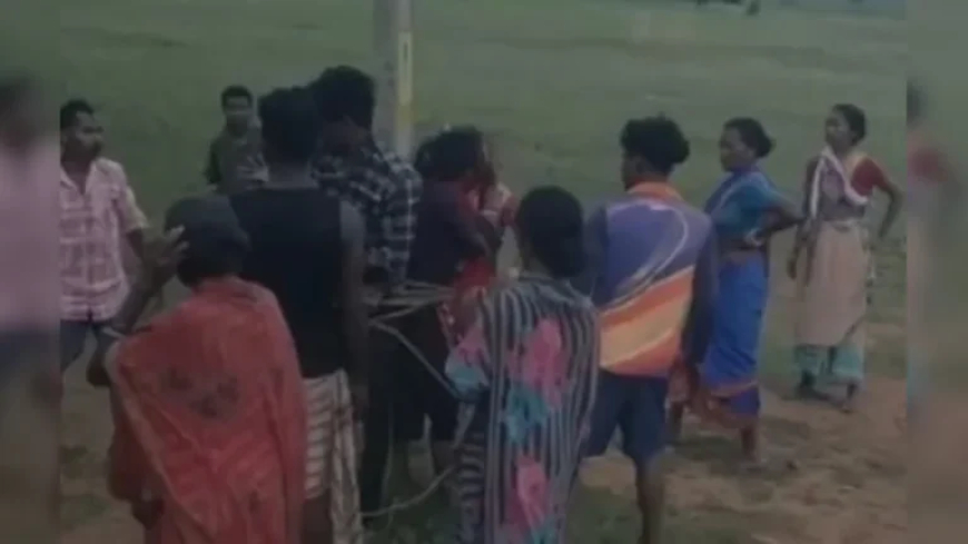रिश्तेदार के साथ बाजार जा रही थी महिला, लोगों को लगा आशिक है, खंभे से बांधा और फिर …