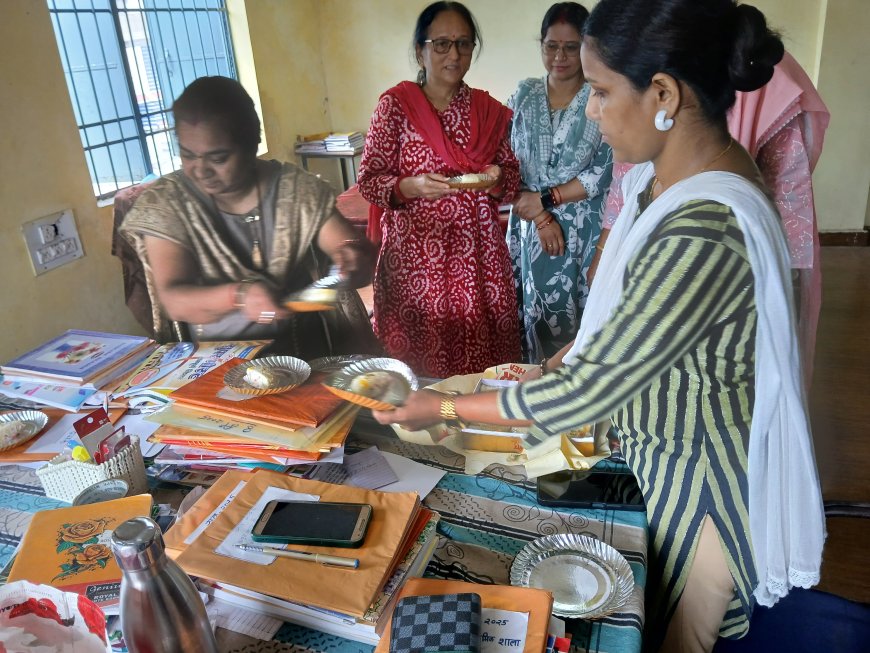 वरिष्ठ शिक्षिका सरोज बाला मिश्रा का जन्मदिवस मनाया शालेय परिवार चांदमारी ने
