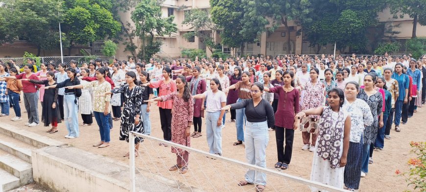 खादी महोत्सव 2025 के अंतर्गत गुरुकुल महिला महाविद्यालय रायपुर में खादी प्रतिज्ञा का आयोजन
