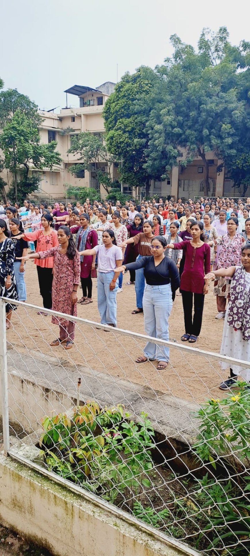 खादी महोत्सव 2025 के अंतर्गत गुरुकुल महिला महाविद्यालय रायपुर में खादी प्रतिज्ञा का आयोजन