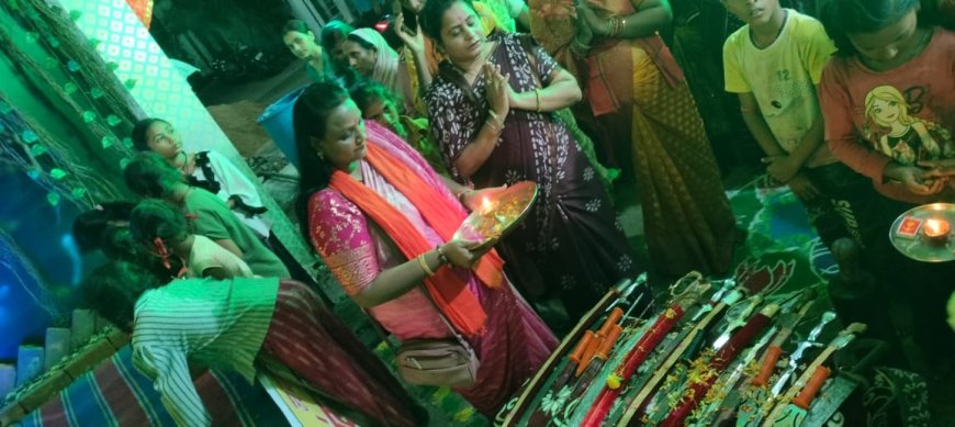 नवरात्रि पर दुर्गा वाहिनी ने किया शस्त्र पूजन