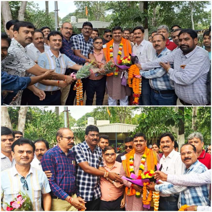 नेटवर्क और सर्वर इश्यू से जूझते स्कूलों में VSK app का अनावश्यक प्रयोग : ई-अटेंडेंस के लिए विभाग के पास खुद कोई मैकेनिजम नही,  इसके लिए शिक्षकों के निजी मोबाइल का उपयोग करना गलत, पारिवारिक असुरक्षा,और साइबर खतरे की आशंका को दूर करने पायलेट प्रोजेक्ट बन्द करे शिक्षा विभाग - वीरेंद्र दुबे