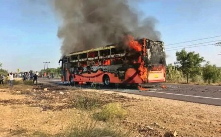 चलती बस में लगी भीषण आग: 15 यात्री झुलसे, खिड़कियां तोड़कर बचाई जान