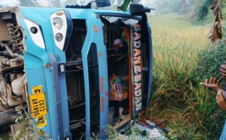 बलरामपुर में बस पलटी…24 से ज्यादा यात्री घायल:पुलिस ने घायलों को अस्पताल पहुंचाया