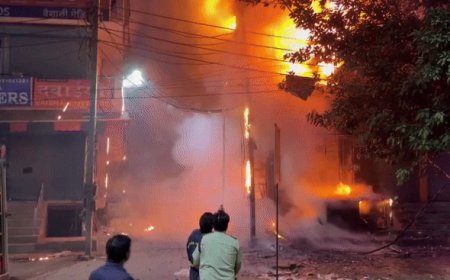 दिवाली में ताबड़तोड़ धमाकों से दहला  पटाखा बाजार, चिंगारी से भी भड़की आग