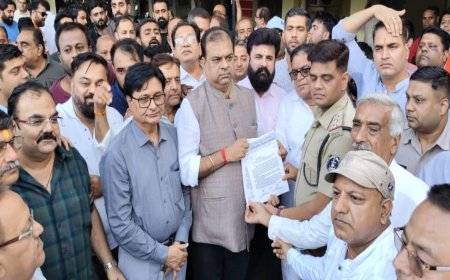 अग्रवाल समाज के बाद सिंधी समाज ने क्रांति सेना अध्यक्ष अमित बघेल की गिरफ्तारी की मांग को लेकर पुलिस को सौंपा पत्र