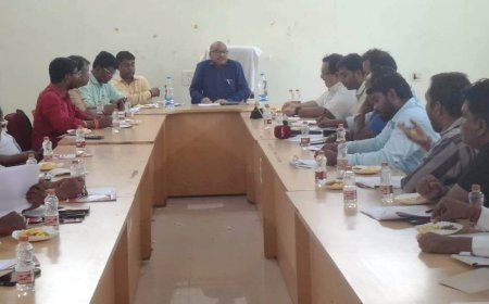 जिला निर्वाचन अधिकारी ने राजनैतिक दलों की ली बैठक