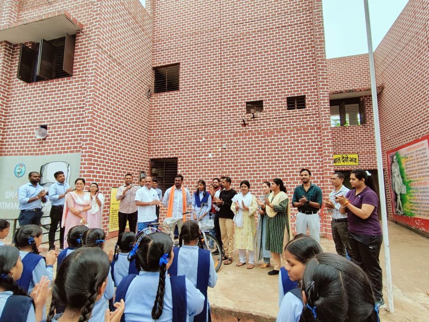 नगर पालिका पार्षद राजू सोनकर जी का प्रेरणादायक जन्मदिन: ‘शिक्षा में सहयोग’ के संकल्प से गाँव की बेटी को भेंट की साइकिल
