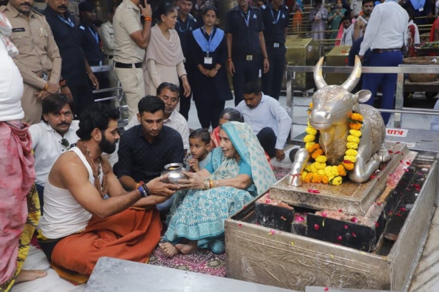 महाकाल मंदिर पहुंची PM मोदी की पत्नी जशोदा बेन, नंदी हॉल में बैठकर की पूजा अर्चना