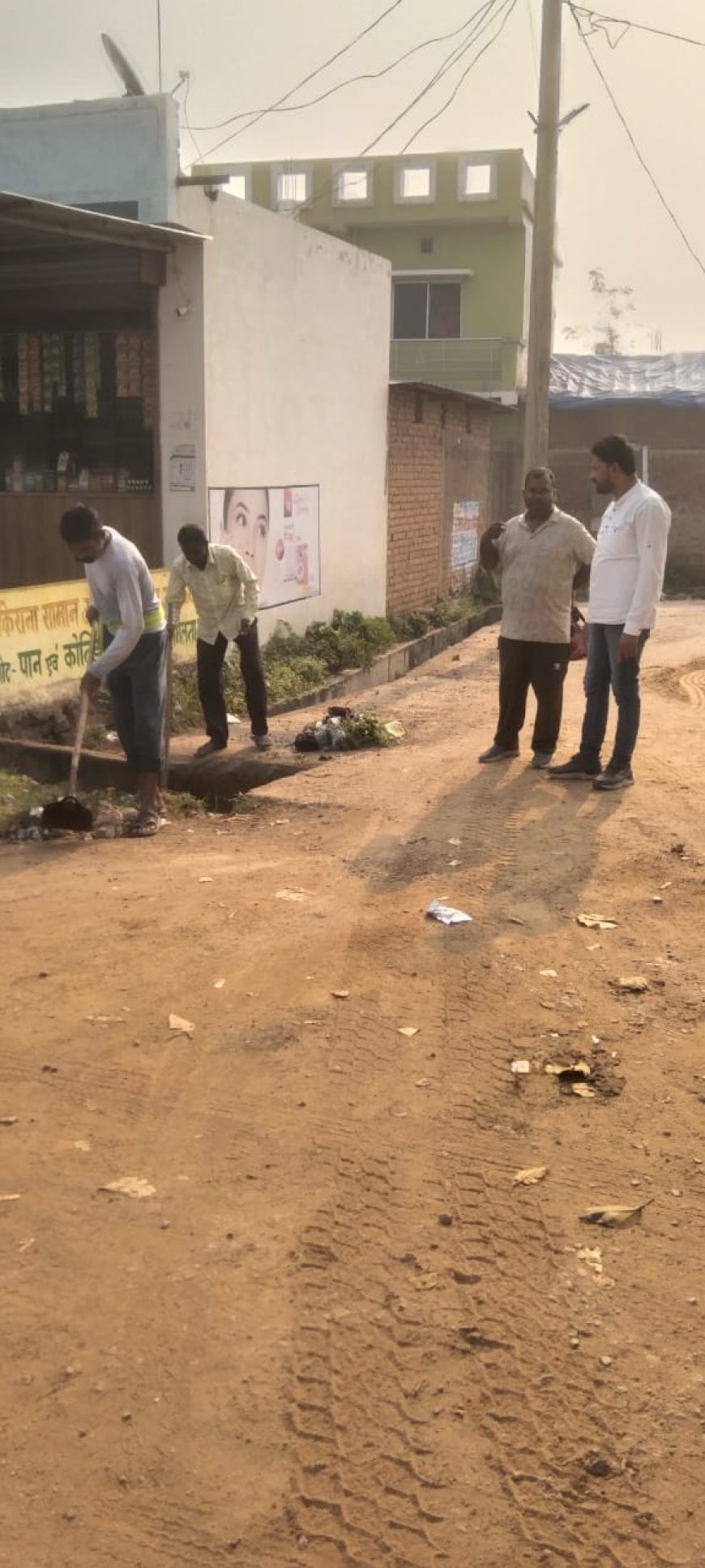 नगर पालिका कर्मचारियों को वार्डो में सफाई हेतु दिये आवश्यक निर्देश , पार्षद डोमन यादव