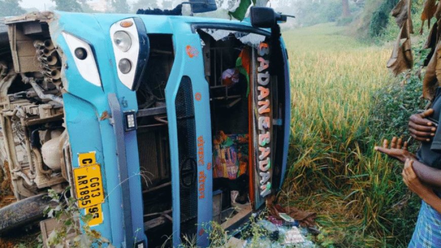बलरामपुर में बस पलटी…24 से ज्यादा यात्री घायल:पुलिस ने घायलों को अस्पताल पहुंचाया