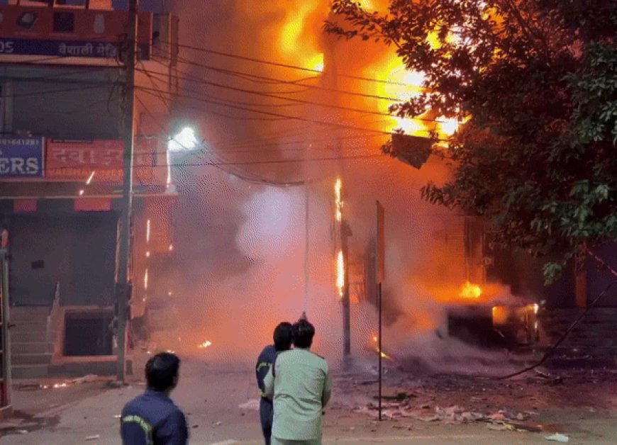दिवाली में ताबड़तोड़ धमाकों से दहला  पटाखा बाजार, चिंगारी से भी भड़की आग