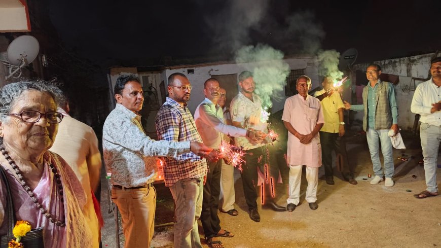 वक्ता मंच द्वारा खुशियों वाली दीवाली का दौर जारी, संभागायुक्त महादेव कांवरे* *वृद्धाश्रम पहुंचे