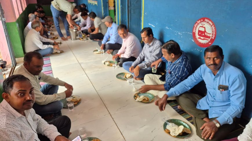 संकुल समन्वयक पीलू राम साहू के पिताजी की स्मृति में हुआ न्योता भोज