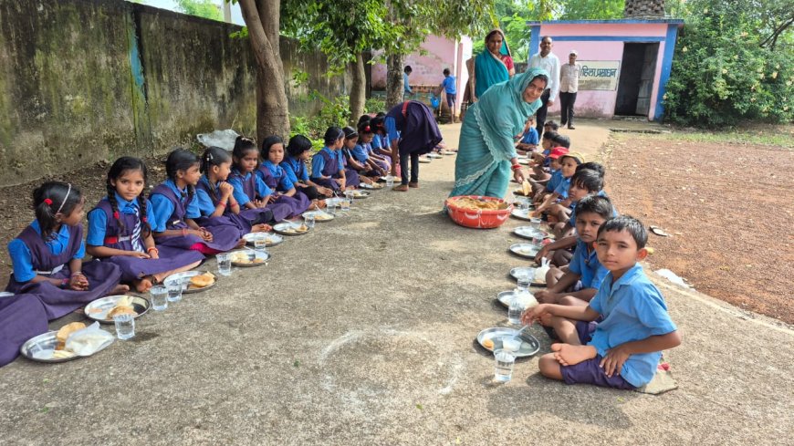 संकुल समन्वयक पीलू राम साहू के पिताजी की स्मृति में हुआ न्योता भोज