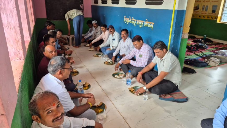 संकुल समन्वयक पीलू राम साहू के पिताजी की स्मृति में हुआ न्योता भोज