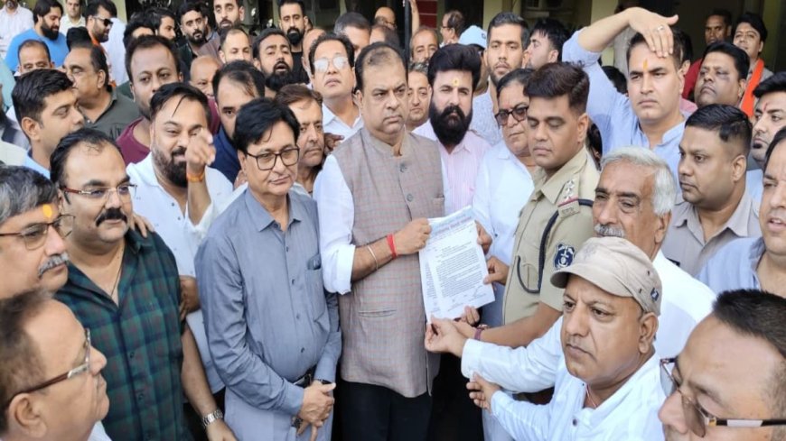 अग्रवाल समाज के बाद सिंधी समाज ने क्रांति सेना अध्यक्ष अमित बघेल की गिरफ्तारी की मांग को लेकर पुलिस को सौंपा पत्र