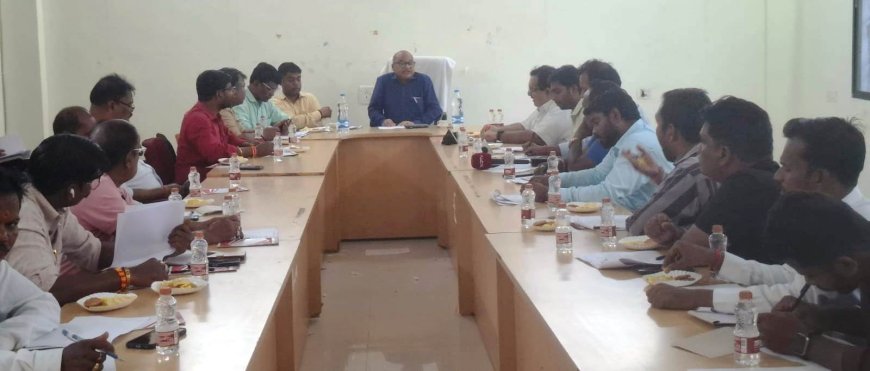 जिला निर्वाचन अधिकारी ने राजनैतिक दलों की ली बैठक