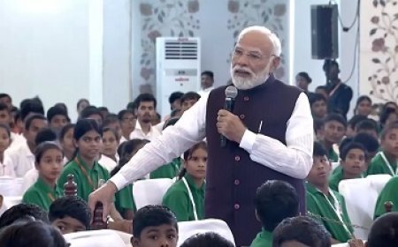 हाथ में माइक थामे PM मोदी, सत्य साईं अस्पताल में बच्चों से बातचीत की