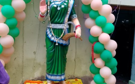 राज्य आंदोलनकरियों ने रजत जयंती राज्य उत्सव के अवसर पर 1 नवंबर को राज्य आंदोलनकारी स्थल छत्तीसगढ़ी भवन में छत्तीसगढ़ी महतारी की प्रतिमा आजाद चौक में महात्मा गांधी प्रतिमा शहीद वीर नारायण सिंह की प्रतिमा जयस्तम चौक में 36-36 किलो लड्डू बटवाया राज्य स्थापना दिवस की खुशी में राज्य आंदोलनकारी स्थल छत्तीसगढ़ी भवन में स्थापित छत्तीसगढ़ी महतारी की प्रतिमा से लड्डू वितरण का कार्य प्रारंभ हुआ -अनिल दुबे