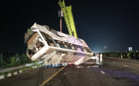 गहरी नींद में थे यात्री, तभी हाइवे से 20 फीट नीचे गिर गई स्लीपर बस