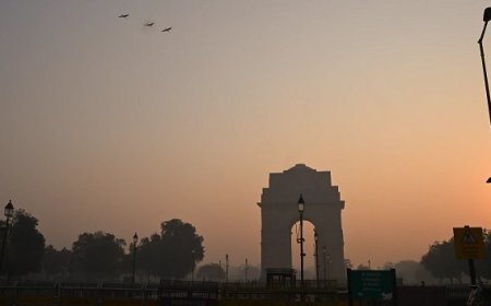 दिल्ली में प्रदूषण का प्रहार, सरकारी दफ्तरों के समय में बड़ा बदलाव; ट्रैफिक घटेगा