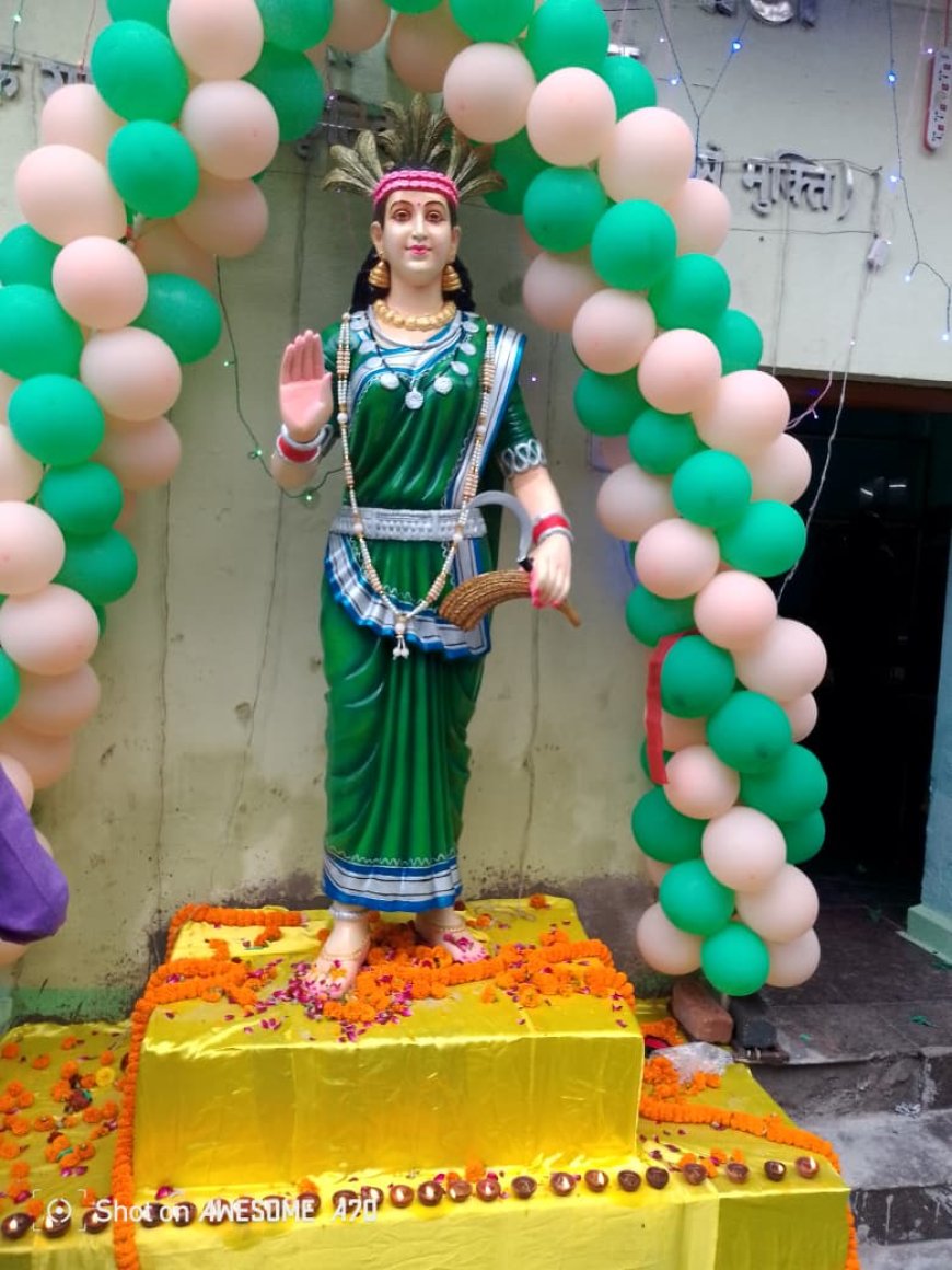 राज्य आंदोलनकरियों ने रजत जयंती राज्य उत्सव के अवसर पर 1 नवंबर को राज्य आंदोलनकारी स्थल छत्तीसगढ़ी भवन में छत्तीसगढ़ी महतारी की प्रतिमा आजाद चौक में महात्मा गांधी प्रतिमा शहीद वीर नारायण सिंह की प्रतिमा जयस्तम चौक में 36-36 किलो लड्डू बटवाया राज्य स्थापना दिवस की खुशी में राज्य आंदोलनकारी स्थल छत्तीसगढ़ी भवन में स्थापित छत्तीसगढ़ी महतारी की प्रतिमा से लड्डू वितरण का कार्य प्रारंभ हुआ -अनिल दुबे