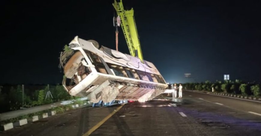 गहरी नींद में थे यात्री, तभी हाइवे से 20 फीट नीचे गिर गई स्लीपर बस