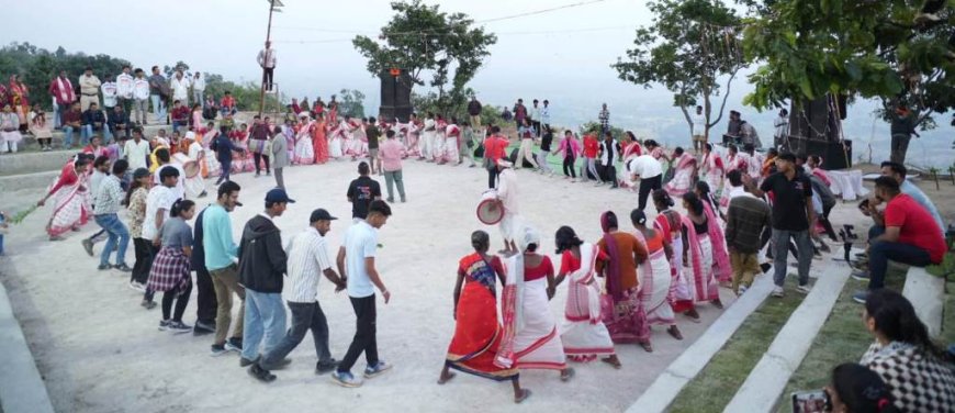 लोक कलाकारों के साथ झूमे पर्यटक, चांदनी रात में उठाया स्टार ग्रेजिंग का आनंद