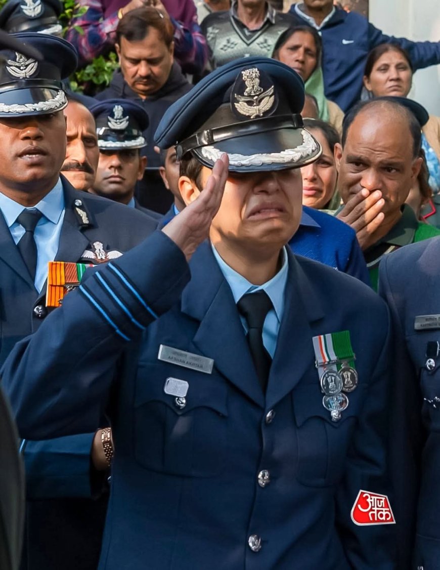 विंग कमांडर अफशां ने अपने पति, विंग कमांडर नमांश स्याल को अंतिम सलामी दी, नमांश स्याल दुबई में तेजस क्रैश में शहीद हुए थे