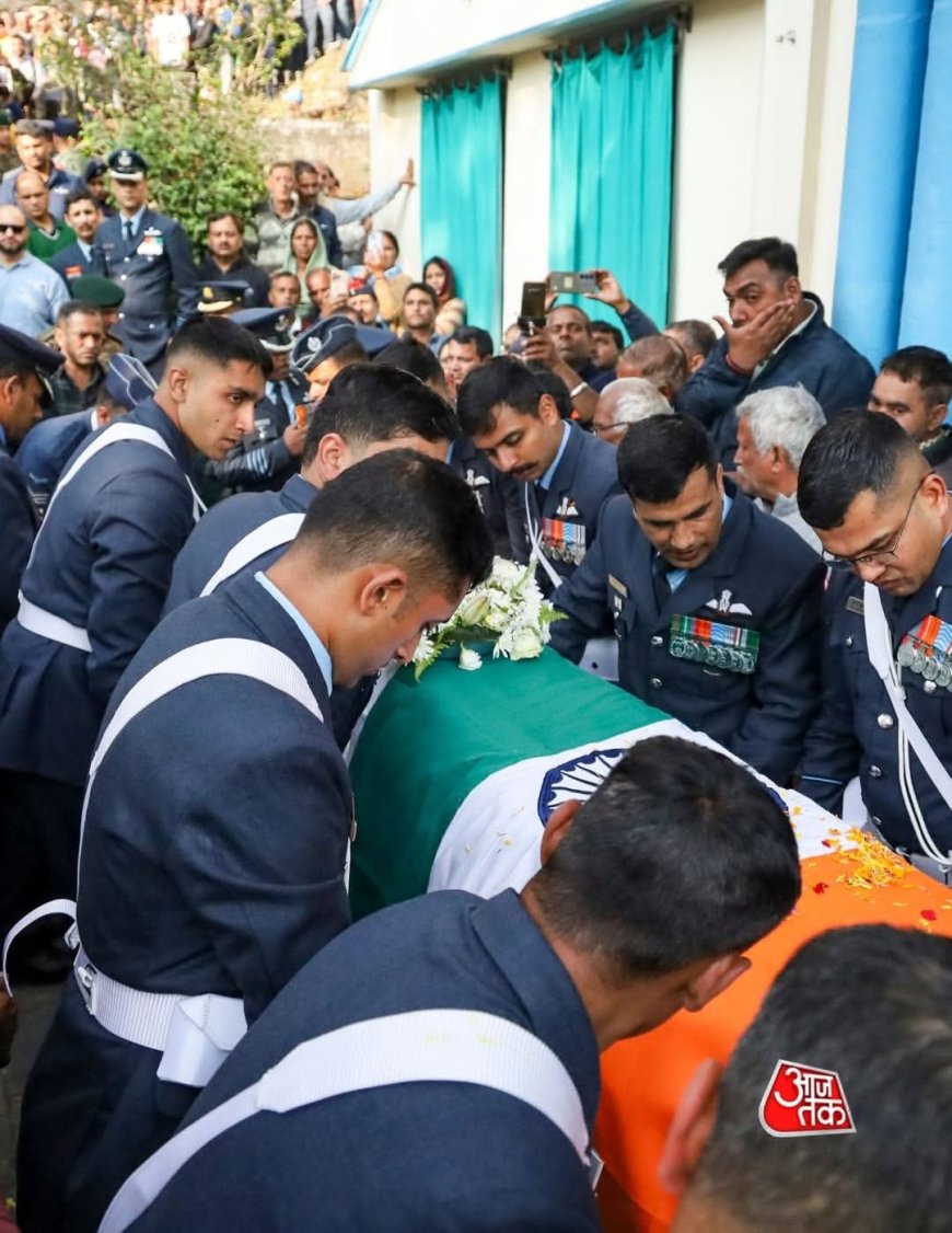 विंग कमांडर अफशां ने अपने पति, विंग कमांडर नमांश स्याल को अंतिम सलामी दी, नमांश स्याल दुबई में तेजस क्रैश में शहीद हुए थे