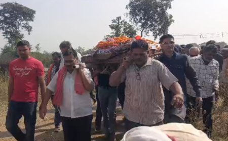 मां के अंतिम संस्कार में शामिल हुए जोहार पार्टी प्रमुख अमित बघेल, कोर्ट से अनुमति मिलने के बाद पहुंचे गृहग्राम