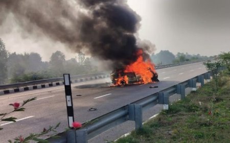 धमाके के बाद कार लगी आग: 4 बच्चों समेत 5 की मौत, 5 घायल