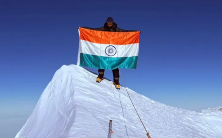 उत्तराखंड की बेटी कविता चंद ने रचा इतिहास, अंटार्कटिका की सबसे ऊंची चोटी माउंट विंसन पर फहराया तिरंगा