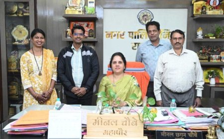 वामन राव लाखे वार्ड क्रमांक 66 में जल भराव से मुक्ति हेतु दंतेश्वरी चौक से नवनिर्माण नाले की स्वीकृति मिलने पर महापौर मीनल चौबे से कॉलोनी वासियों का सौजन्य भेंट