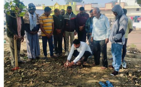 अमलेशवर डीह वार्ड 8  में यात्री प्रतीक्षालय के लिए पार्षद डोमन यादव एवं वार्ड 9  में नाली निर्माण हेतु पार्षद  श्रीमती मालती साहू  ने किया भूमिपूजन