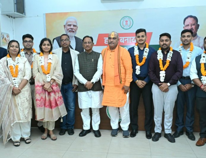 मुख्यमंत्री  विष्णु देव साय से छत्तीसगढ़ लोक सेवा आयोग 2024 के टॉप 10 अभ्यर्थियों ने की सौजन्य भेंट