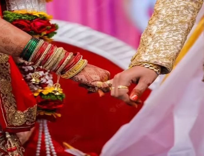 फेरे लेने से पहले दूल्हे को छोड़ दुल्हन हुई फरार