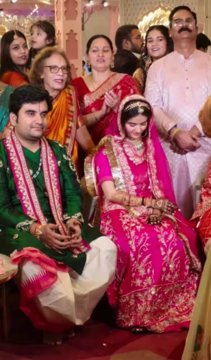 कथावाचक इंद्रेश उपाध्याय की शादी की पहली फोटो, दुल्हन शिप्रा ने नजरें झुकाकर दिखाए संस्कार,मंडप में पीछे बैठे धीरेंद्र शास्त्री और कुमार विश्वास