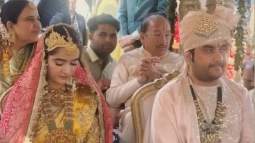 कथावाचक इंद्रेश उपाध्याय की शादी की पहली फोटो, दुल्हन शिप्रा ने नजरें झुकाकर दिखाए संस्कार,मंडप में पीछे बैठे धीरेंद्र शास्त्री और कुमार विश्वास