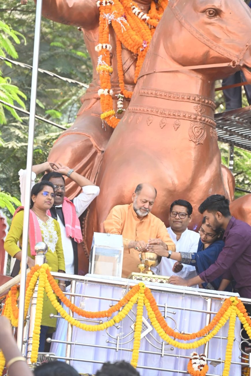 छत्तीसगढ़ भारत के प्रथम गदर के स्वतंत्रता संग्राम सेनानी वीर नारायण सिँह की प्रतिमा पर "शहीद अमर जवान ज्योति " राज्य आंदोलनकरियों ने प्रकाश कर अनावरण देश दुनिया को राज्य आंदोलन छसपा किसान मोर्चा के अध्यक्ष अनिल दुबे के नेतृत्व में समर्पित किया-राज्य आंदोलनकारी