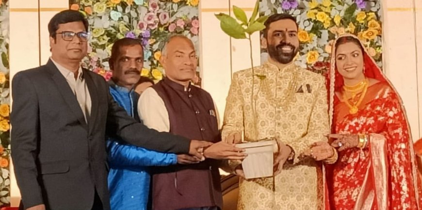 जनपद सदस्य प्रणव शर्मा व सौम्या शर्मा, नवदंपति  को शादी समारोह में भेंट किये बादाम के पौधें, छत्तीसगढ़ पर्यावरण मित्र समिति की पर्यावरण सहेजने की ओर नेक पहल