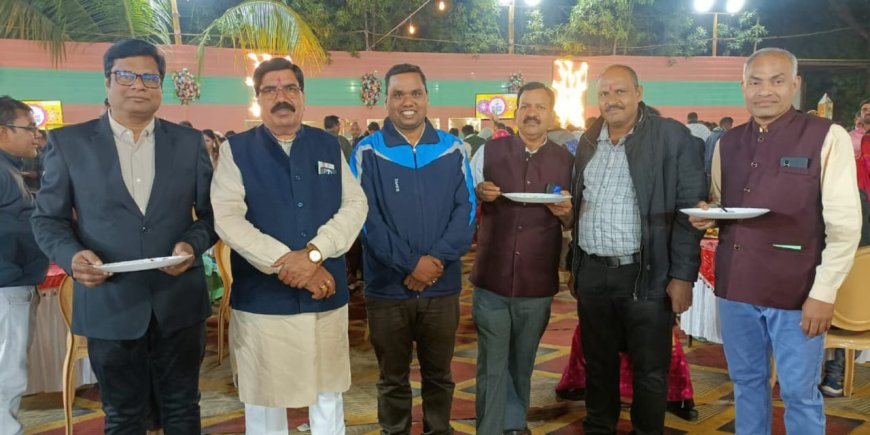 जनपद सदस्य प्रणव शर्मा व सौम्या शर्मा, नवदंपति  को शादी समारोह में भेंट किये बादाम के पौधें, छत्तीसगढ़ पर्यावरण मित्र समिति की पर्यावरण सहेजने की ओर नेक पहल