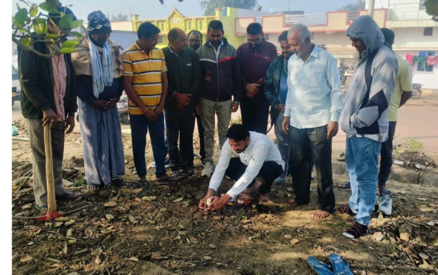 अमलेशवर डीह वार्ड 8  में यात्री प्रतीक्षालय के लिए पार्षद डोमन यादव एवं वार्ड 9  में नाली निर्माण हेतु पार्षद  श्रीमती मालती साहू  ने किया भूमिपूजन